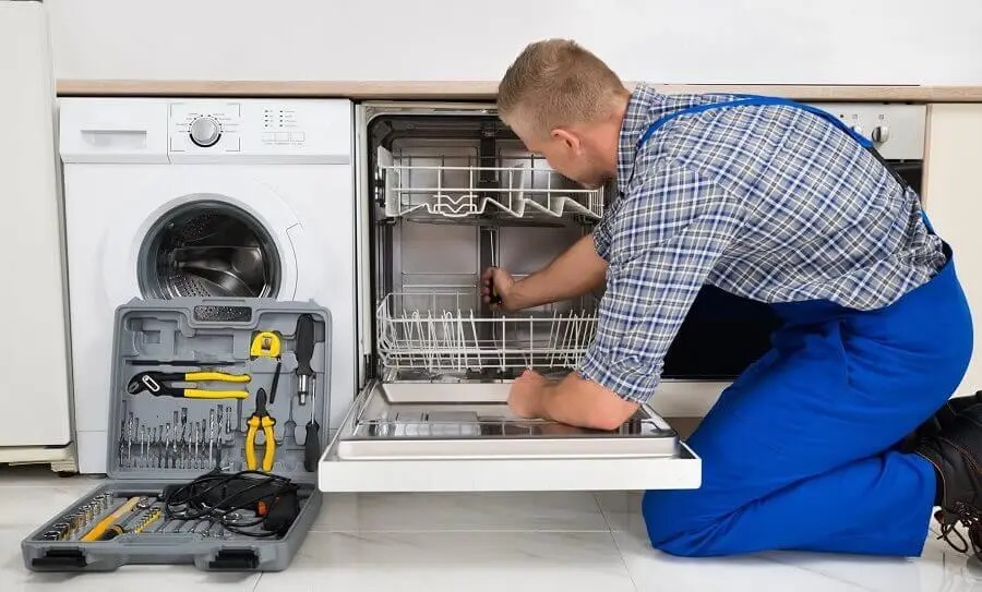 Kocaali Termoteknik servisi teknisyen ekibi beyaz eşya tamiri yaparken